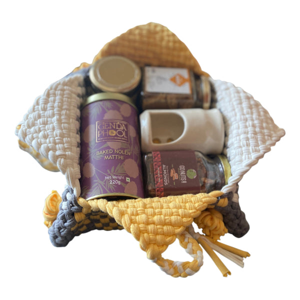 Festive Gift Box | Ceramic Diffuser | Organic Honey | Baked Matthi | Set of 5