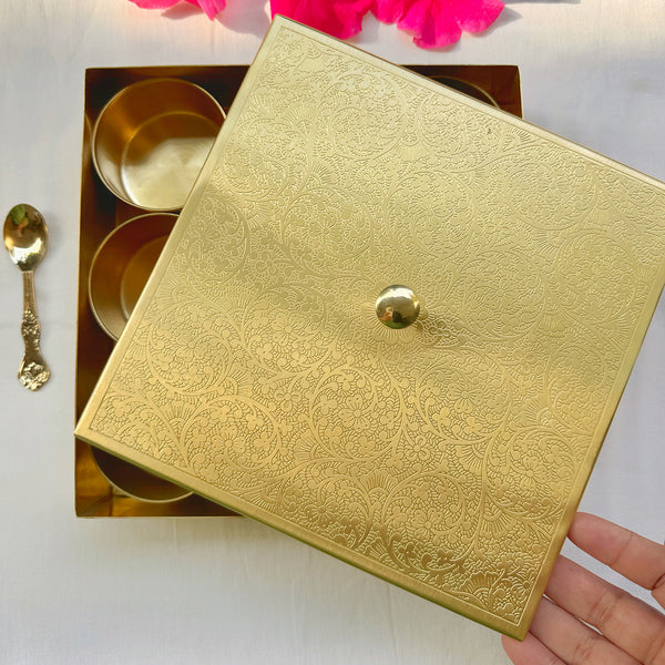 Brass Masala Box | 9 Spice Containers | Gold | 19 cm.