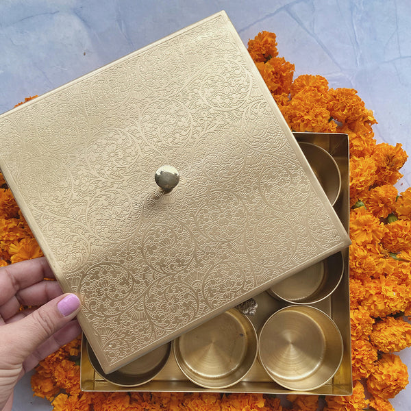 Brass Masala Box | 9 Spice Containers | Gold | 19 cm.