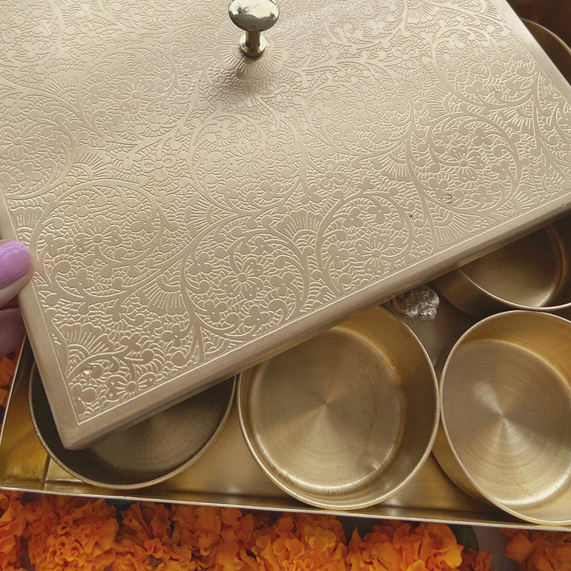 Brass Masala Box | 9 Spice Containers | Gold | 19 cm.